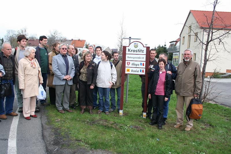 b - plaque commemorative (20).JPG - Inauguration de la plaque du jumelage - les témoins du mariage !